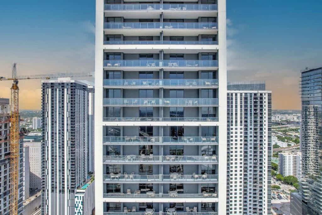 Oasis With Gym & Pool Apartment