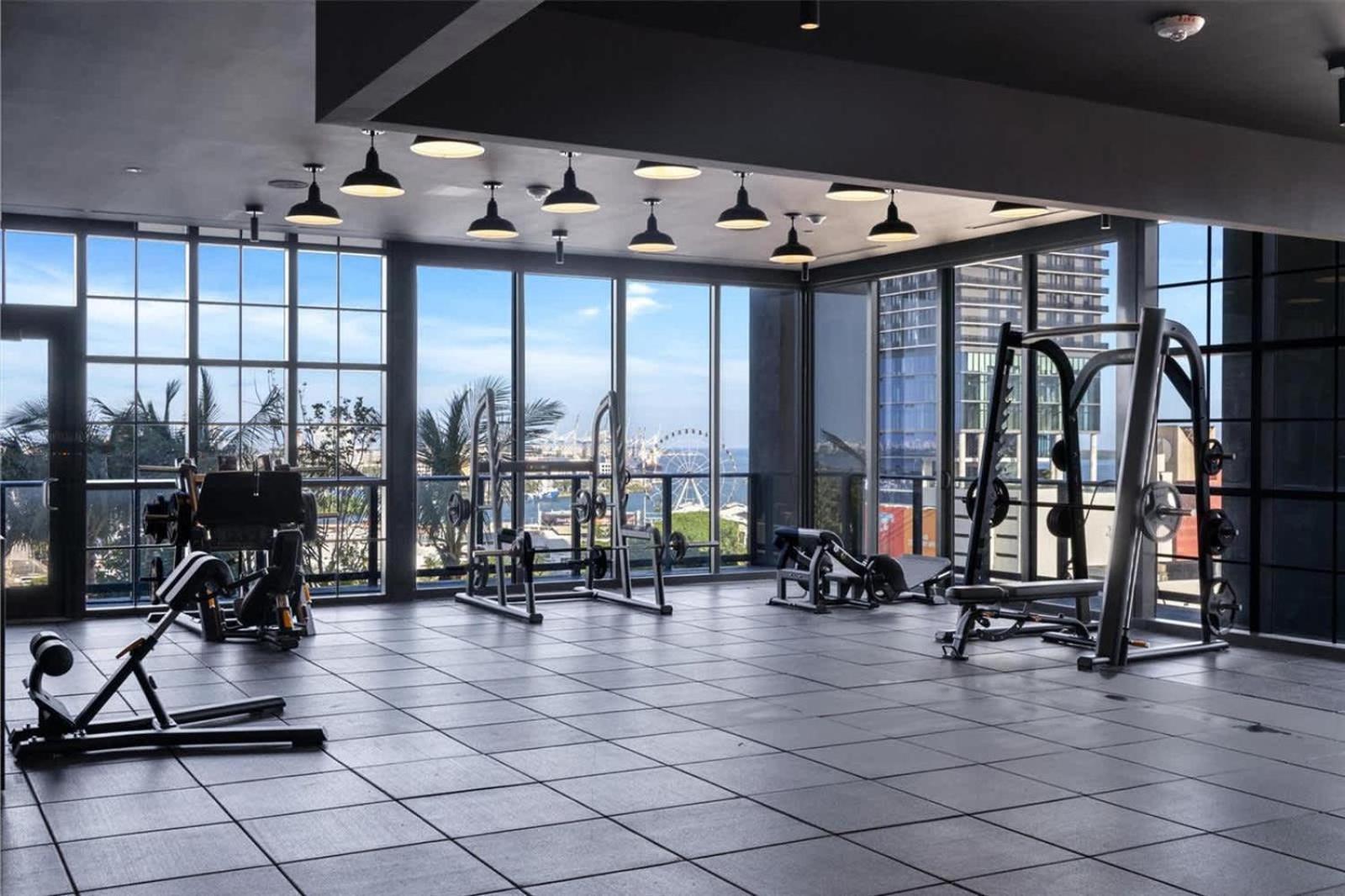Oasis With Gym & Pool Apartment