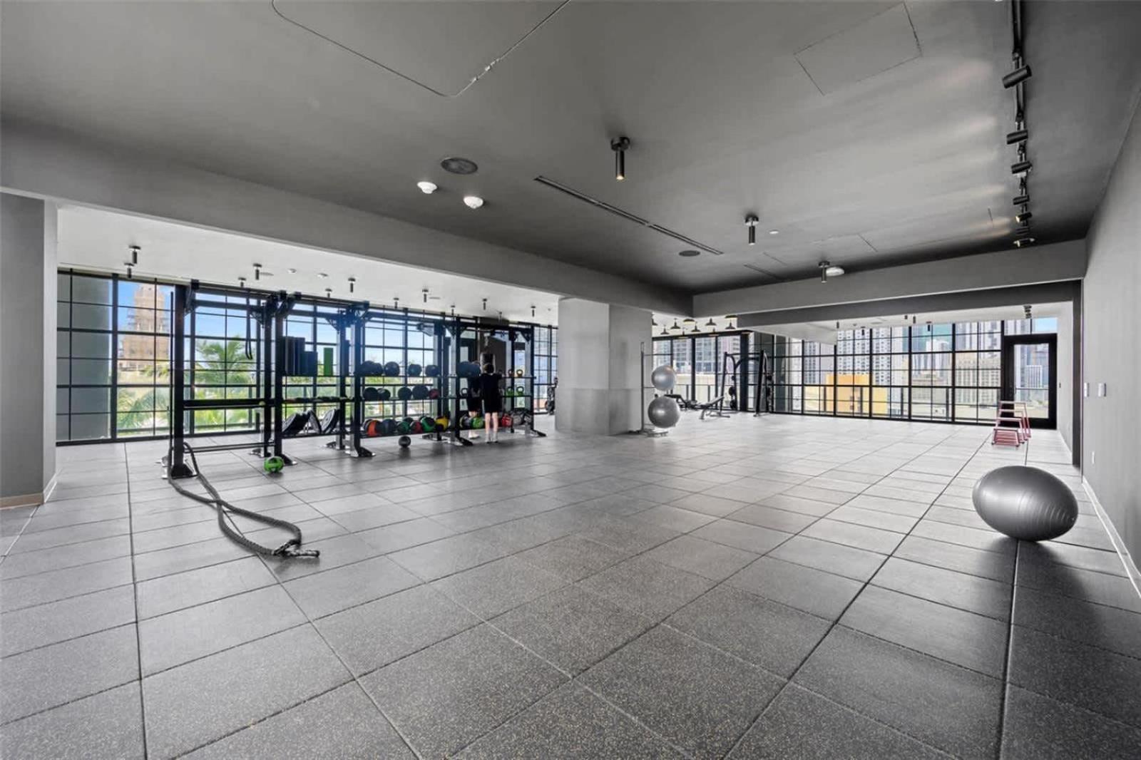 Apartment Oasis With Gym & Pool *