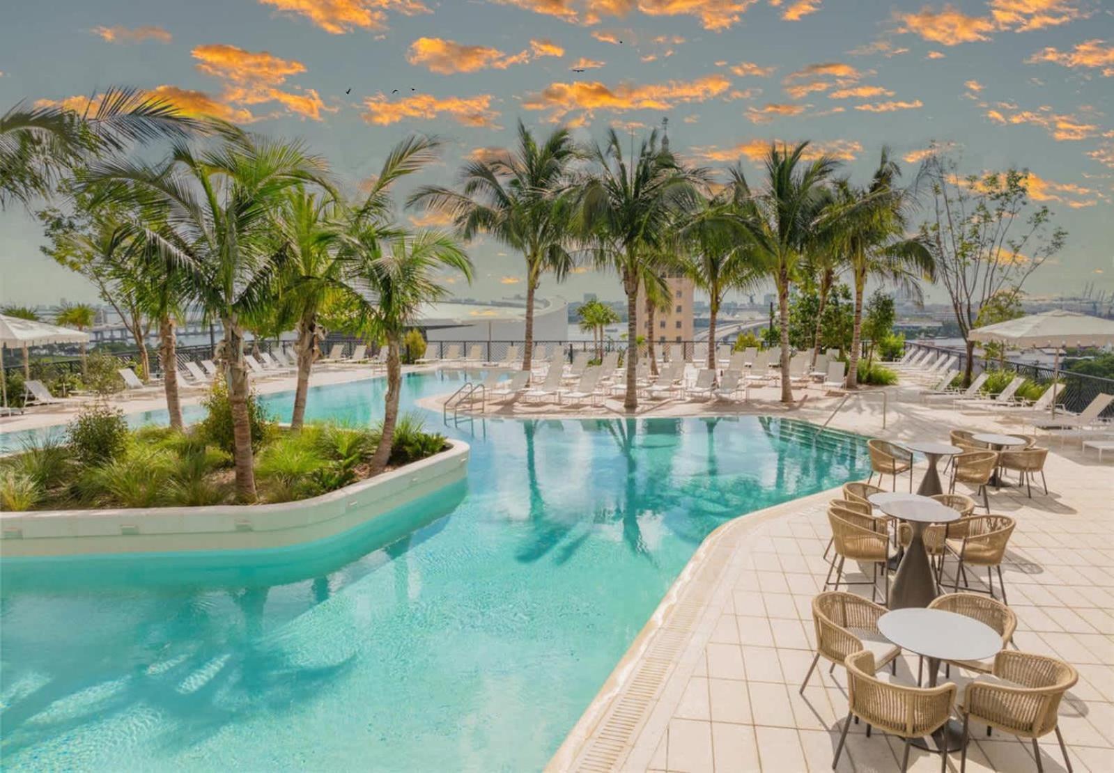 Oasis With Gym & Pool Apartment