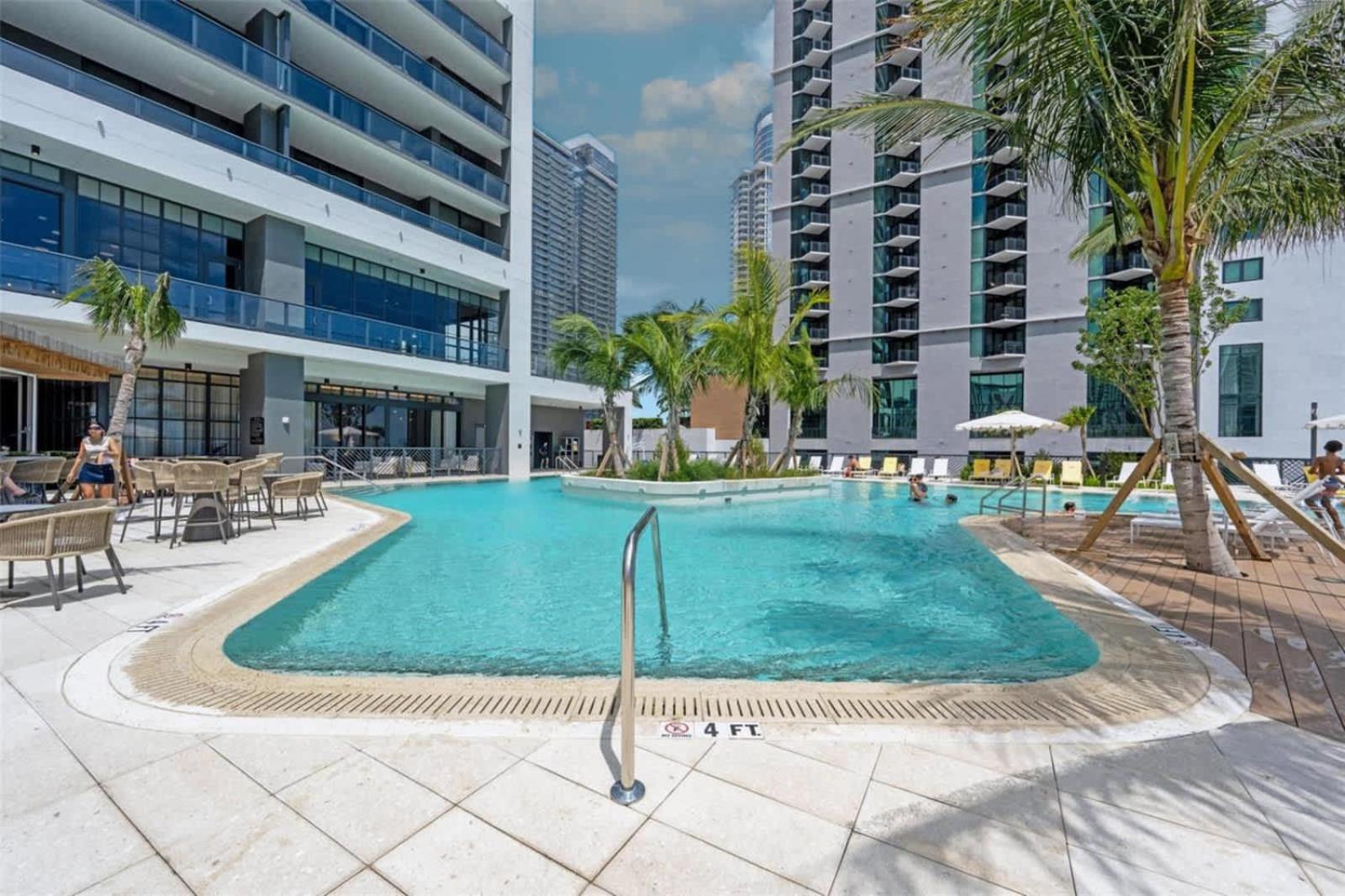 Oasis With Gym & Pool